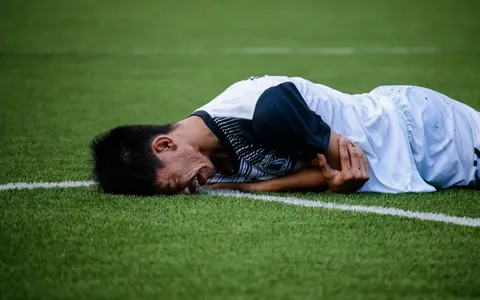 Corredor em treino ao ar livre em dia ensolarado