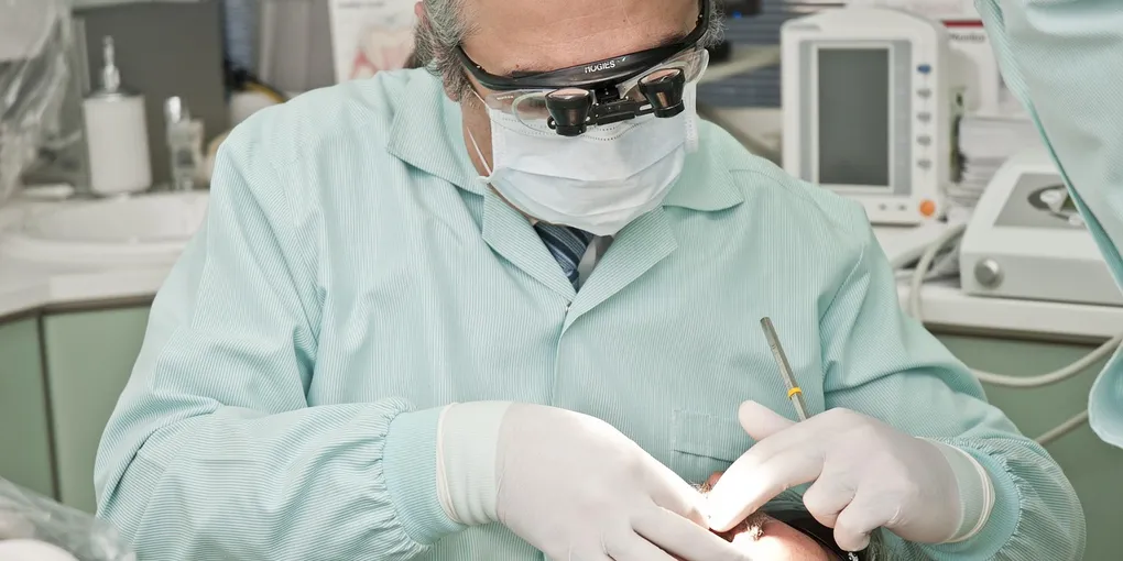 Fisioterapeuta acompanhando paciente em exercício respiratório