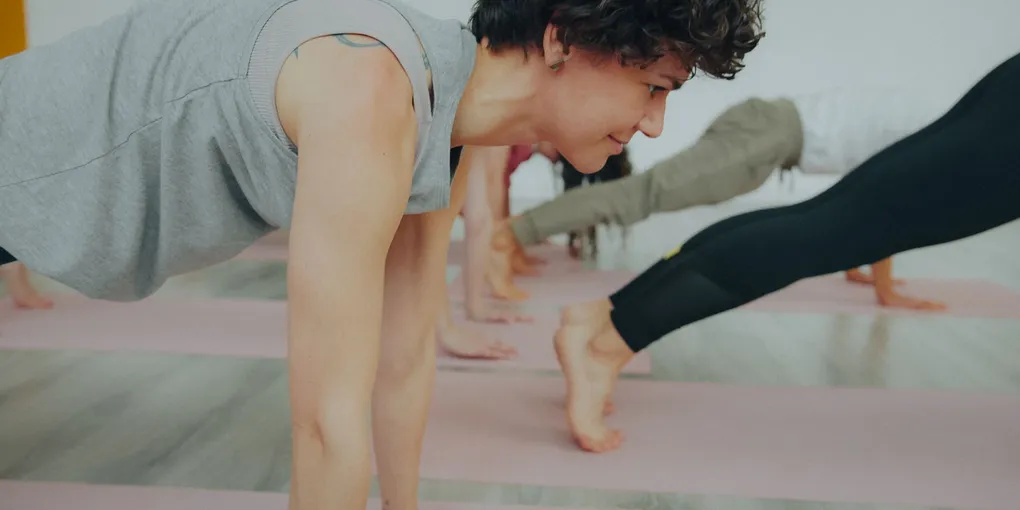 Pessoa realizando exercício de prancha para fortalecimento do core