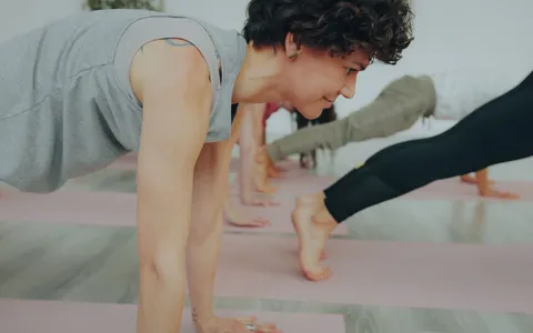 Pessoa realizando exercício de prancha para fortalecimento do core