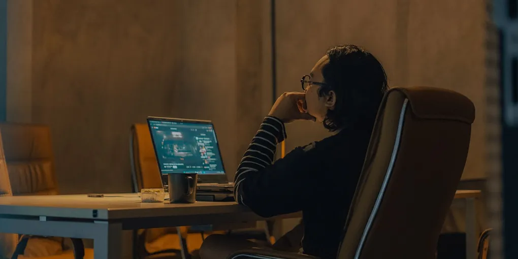 Pessoa trabalhando em um notebook em casa