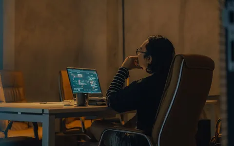 Pessoa trabalhando em um notebook em casa