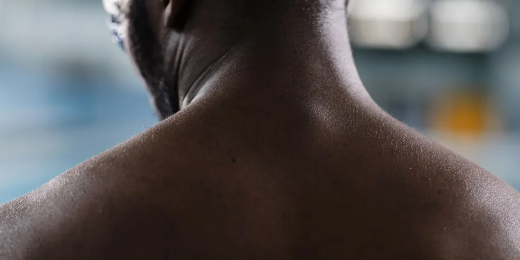 Nadador durante treino de natação em piscina