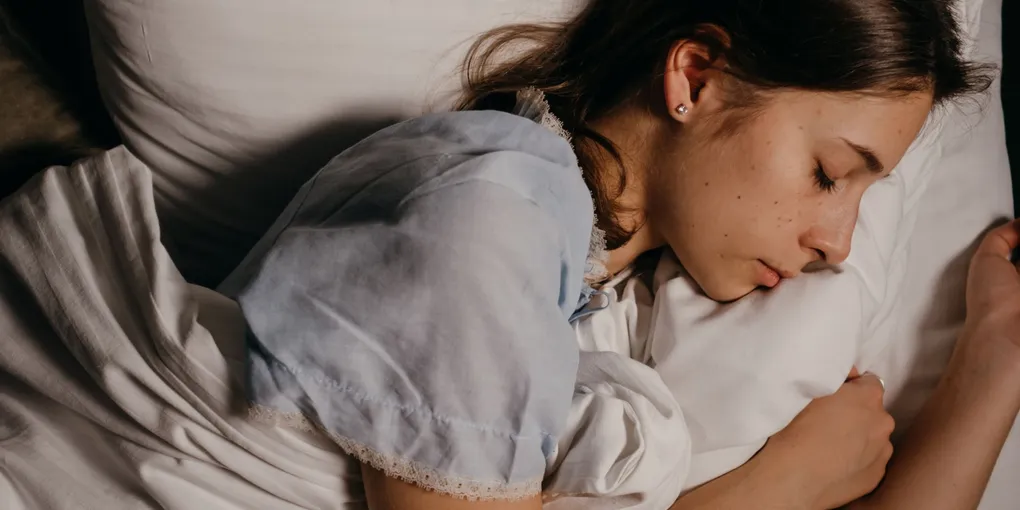 Quarto silencioso com cama arrumada, ambiente propício para o sono