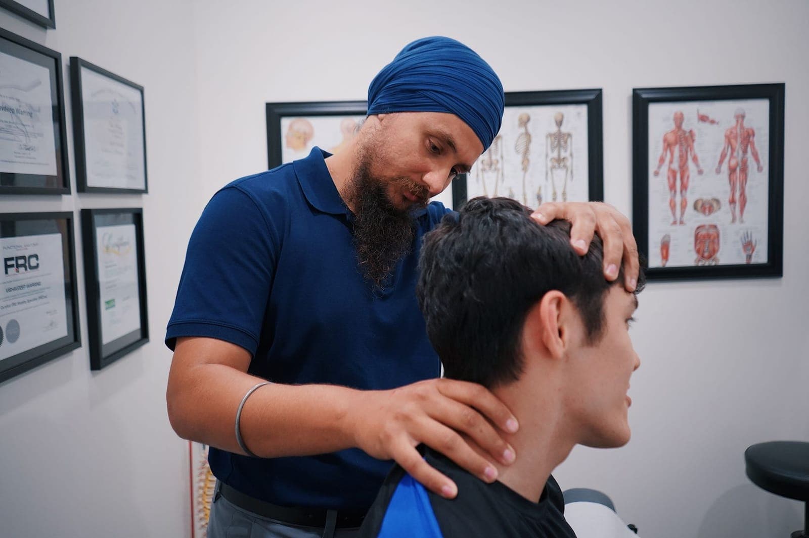 Fisioterapeuta avaliando a mobilidade cervical de um paciente
