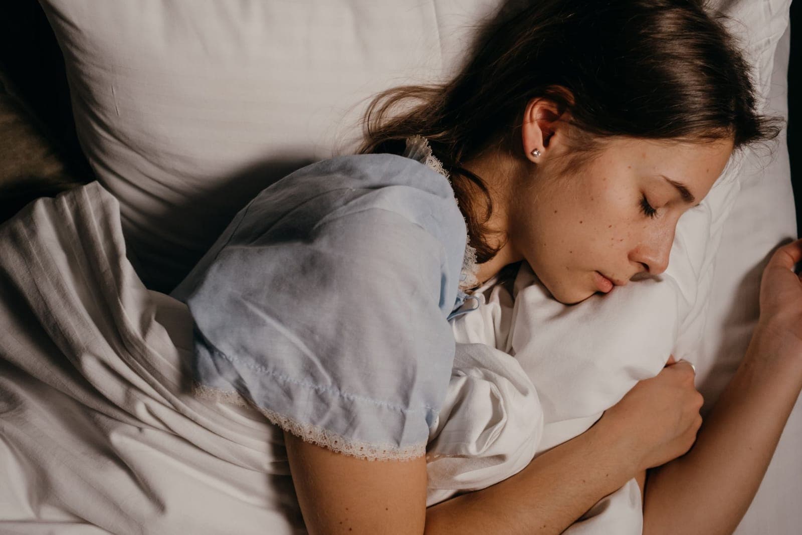 Quarto silencioso com cama arrumada, ambiente propício para o sono