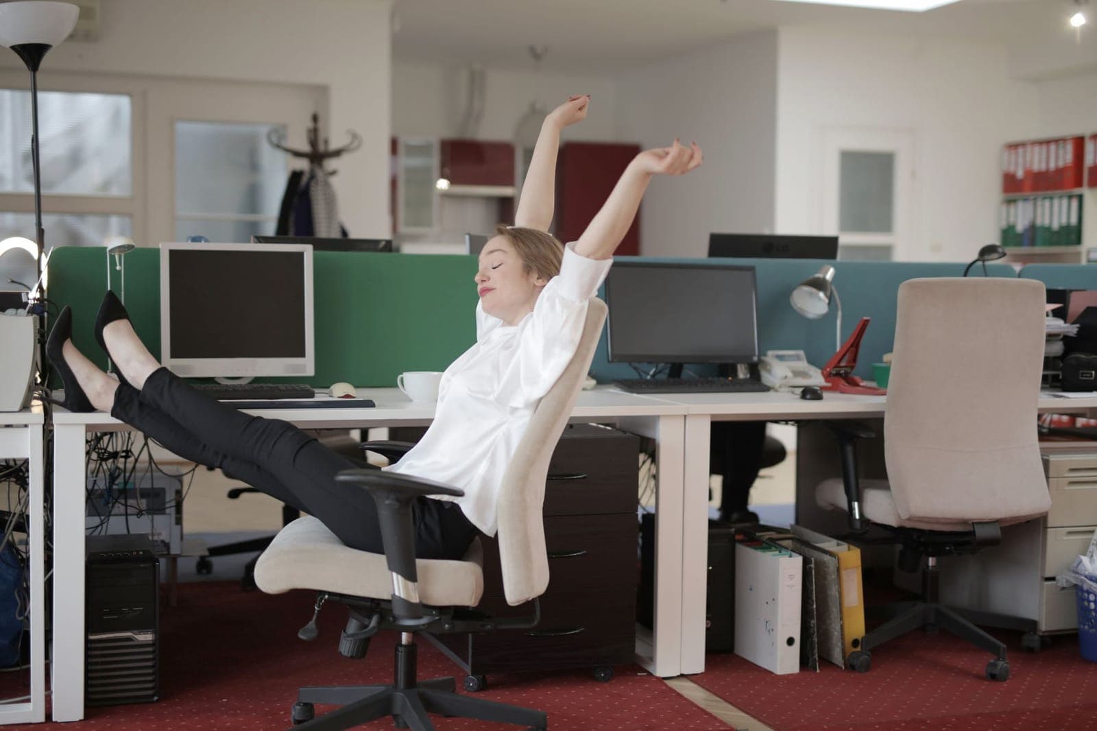 Profissional fazendo uma pausa para alongar os braços durante o expediente